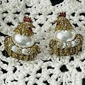 Heidi Daus Omega 🆕 “Hen Party” Chicken 🐔 Swarovski Crystals pierced earrings